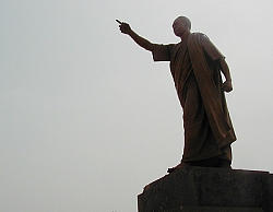Statue of President Kwame Nkrumah - Click picture for bigger format 